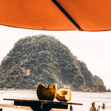 Menikmati Wisata Banyuwangi Pulau Merah Yang Eksotis