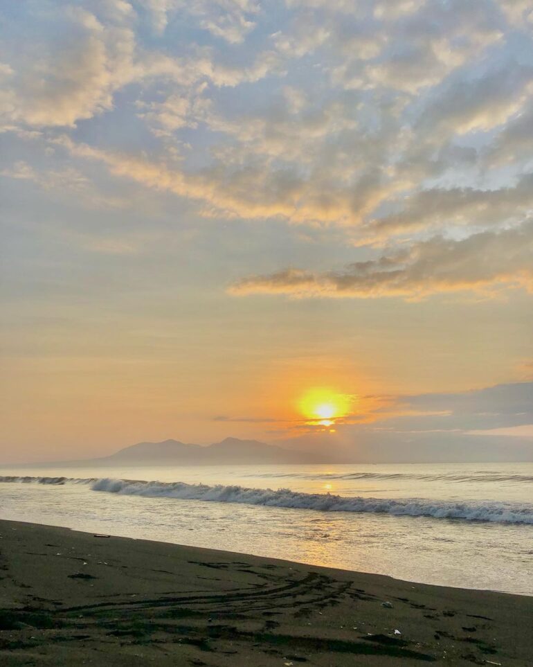 Berburu Foto Sunset di Pantai Cemara