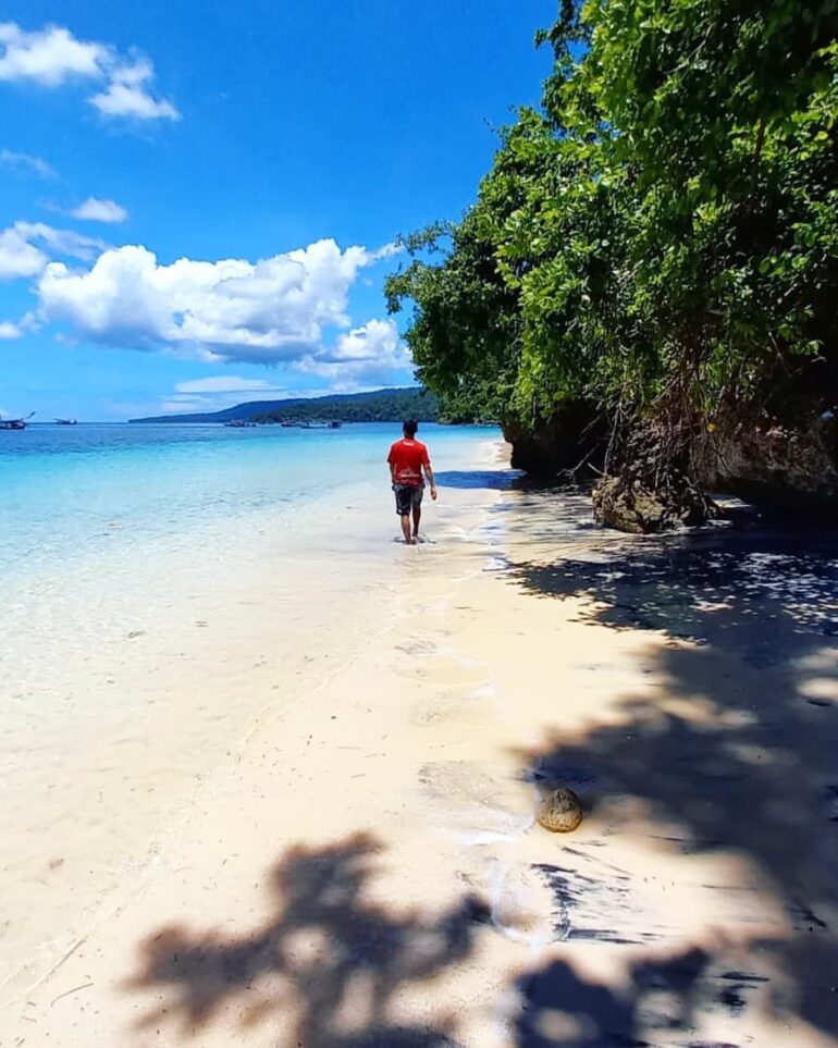 Pemandangan tepi Pantai Teluk Biru