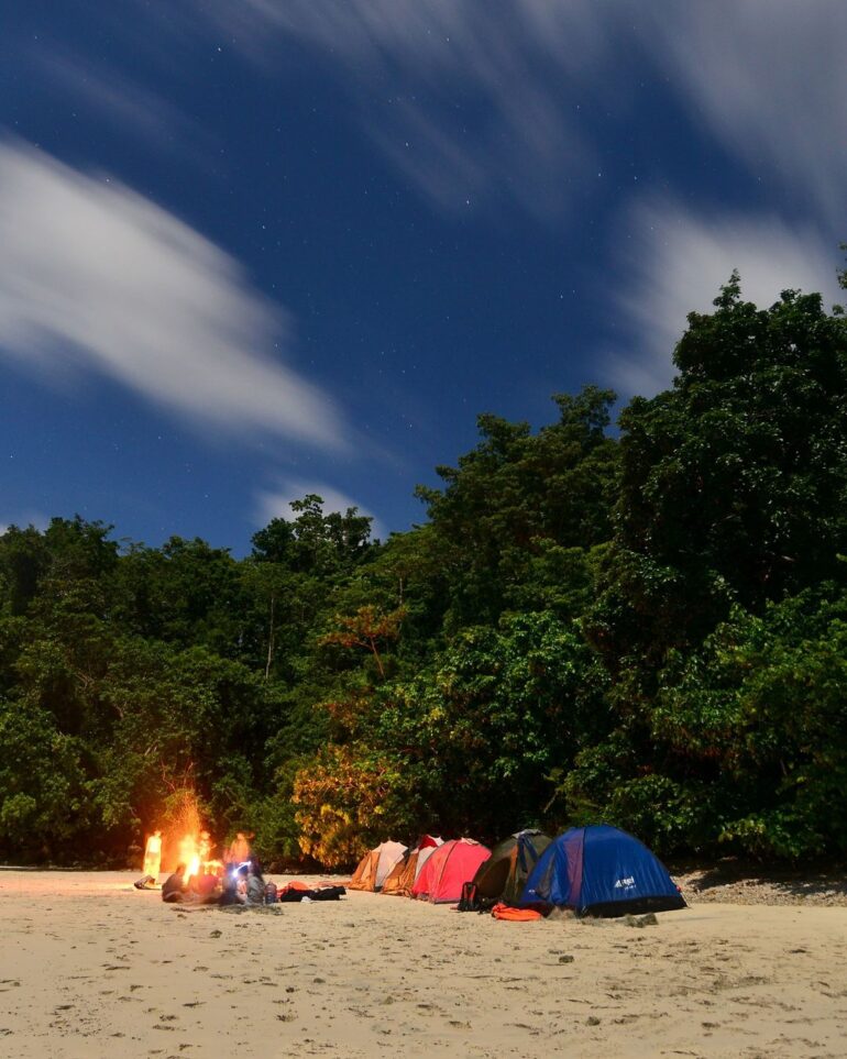 Menikmati api unggun di Pantai Teluk Biru