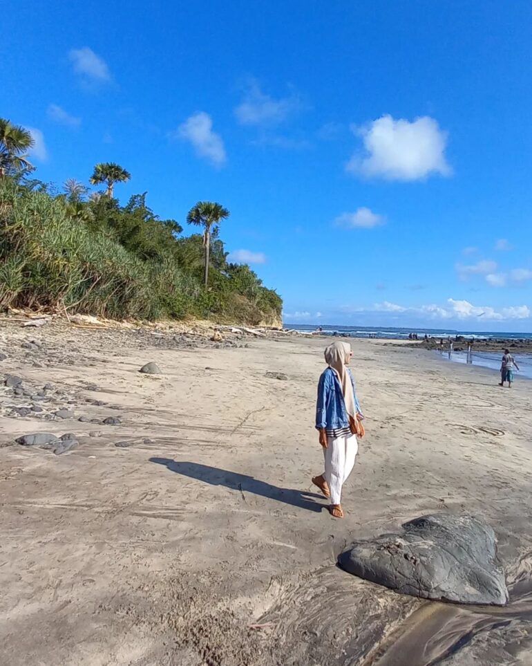 Menyusuri tepian Pantai Pancur