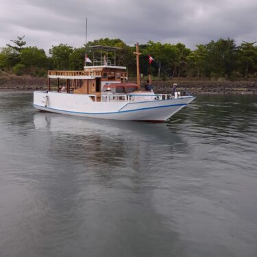Sunset Sailing Phinisi Trip: Terapi Laut Yang Luar Biasa